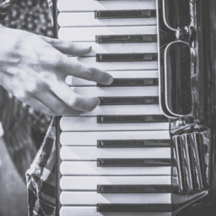 La compagnie de danses propose des spectacles de danses grecques traditionnelles accompagnés par le groupe de musique grecque KYTHIRA