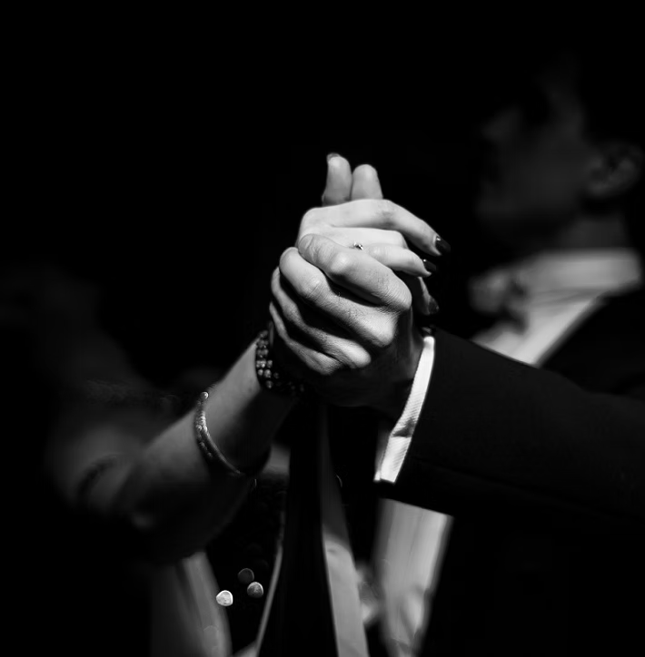 Spectacle interculturel rythmé par la danse, la parole et la musique pour pour festivals, médiathèques, scènes et lieux culturels