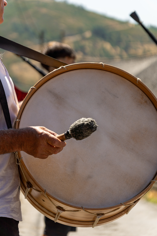 Fanfare grecque en déambulation musicale avec cuivres et tambour, animation de rue festive en style méditerranéen et balkanique