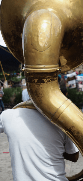 Instruments à vent et cuivres d’une fanfare grecque, animation festive en extérieur, à Paris et parout en France