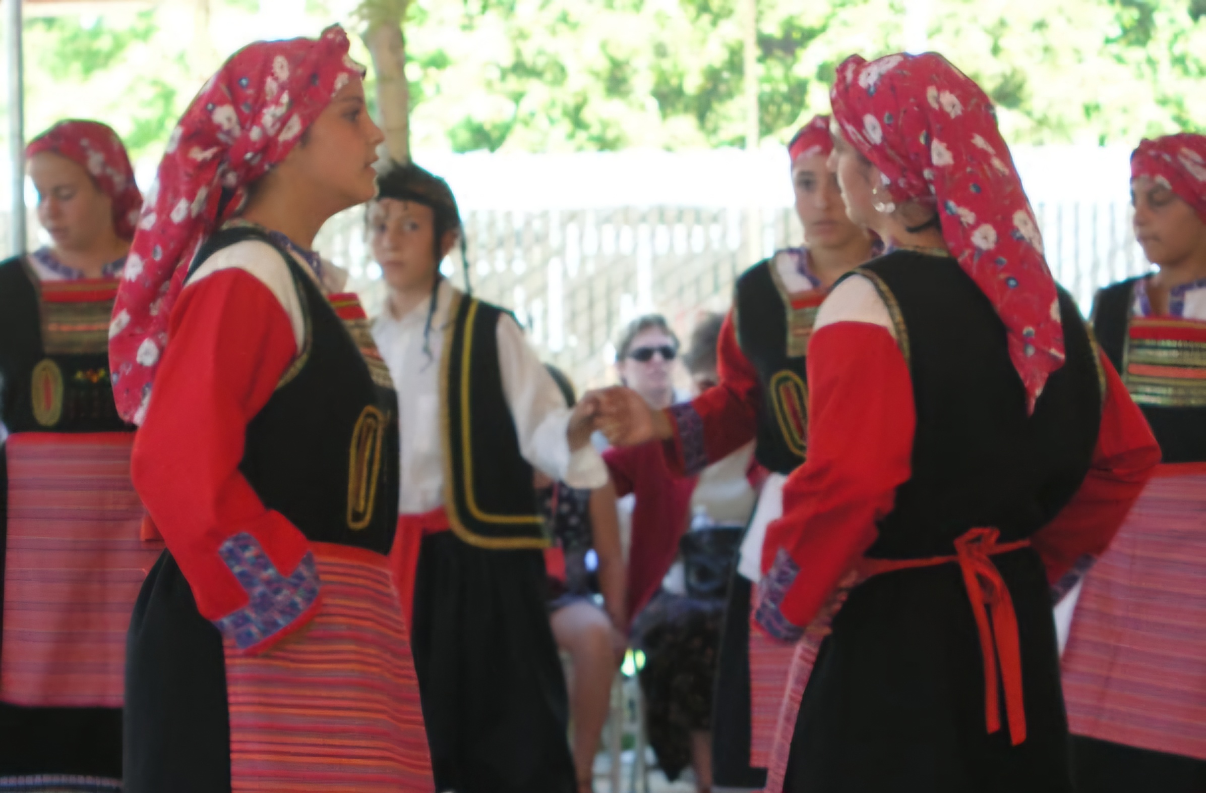 Danseurs grecs animant une initiation à la danse dans une médiathèque ou une bibliothèque

