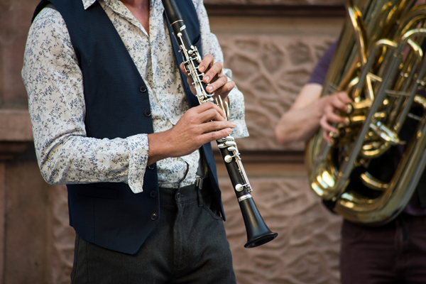 Musicien grec en spectacle de rue à Paris